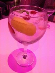 Girld in Red. Gin Tonic. Blog Esteban Capdevila