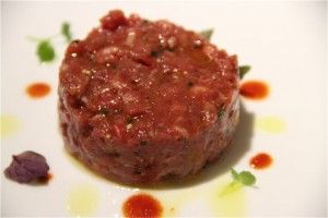 Steak Tartar de solomillo de Angus Beef. Rest. Caldeni. Blog Esteban Capdevila 