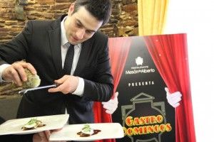 Alberto rallando los Canelones de conejo de monte, piña verde rallada con cahmpiñones y milenrama de Miguel Ángel de la Cruz. Blog Esteban Capdevila