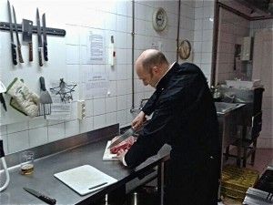 Esteban Capdevila cortando carne