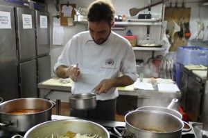 Miguel ángel de la cruz cocinando. Blog Esteban Cadpevila  