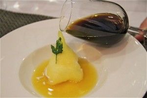 "Rabioli de Piña y Coco sobre Sopa de Piña". Blog Esteban Capdevila