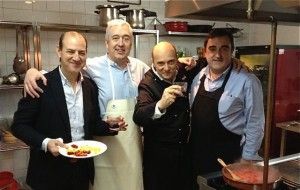 Esteban Capdevila y amigos cocinando en el Hogar Vasco. 