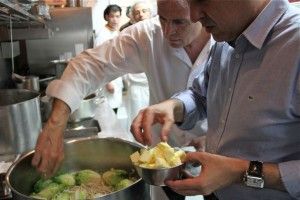 PEDRO LARUMBE Y PEPE RIBAGRODA COCINANDO. BLOG ESTEBAN CAPDEVILA