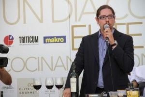 Oscar presenta el vino Amaren. Blog Esteban Capdevila