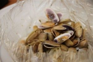 Coquinas de la Ría de Huelva a la Manzanilla en Papillote. Blog Esteban Capdevila