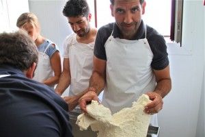 PACO RONCERO HACIENDO QUESO CANTAGRULLAS. BLOG ESTEBAN CAPDEVILA