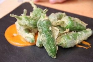 PIMIENTOS-DE-GUERNIKA-FRITOS-EN-TEMPURA-CON-SALSA-ROMESCO-BLOG-ESTEBAN-CAPDEVILA