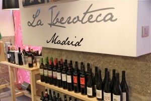 SELECCIÓN DE VINOS EN LA TIENDA GOURMET DE LA IBEROTECA DE MADRID