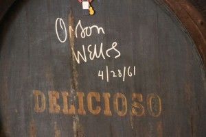 Orson Wells firma en bota de Bodegas Tío Pepe. Blog Esteban Capdevila