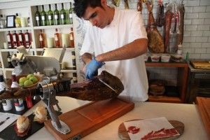 CORTADOR DE JAMÓN IBÉRICO EN RESTAURANTE IBÉRICA DE LONDRES. BLOG ESTEBAN CAPDEVILA