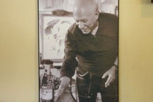 PABLO PICASSO CON SU DISEÑO DE LA BOTELLAS DE TÍO PEPE. BLOG ESTEBAN CAPDEVILA