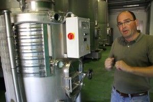 Rafael Comenge en las Bodegas junto al Fermentador diseñado por el grupo enotecUPM y Bodegas Comenge. Blog Esteban Capdevila