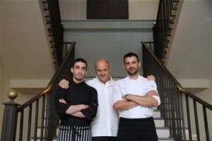 Los Chefs del restaurante Hispania de Londres junto a Esteban Capdevila