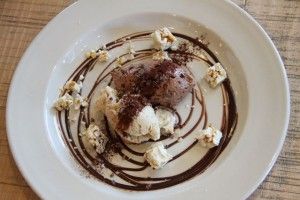 Arroz blanco crujiente chocolate, mousse de chocolate negro, helado de almendra. GRAIN STORE LONDRES. BLOG ESTEBAN CAPDEVILA