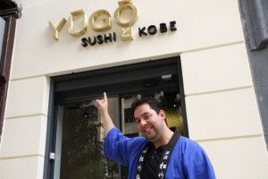 JULIÁN MARMOL EN LA PUERTA DE YUGO SUSHI & KOBE. BLOG ESTEBAN CAPDEVILA