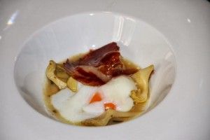 Alcachofas Salteadas con Veloute de Trufa, Jamón Joselito y Huevo a Baja Temperatura. Ramses. Blog Esteban Capdevila