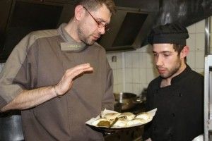 Enjalran y el cocinero Sergi del Restaurante L´Esprit du Vin. Blog Esteban Capdevila