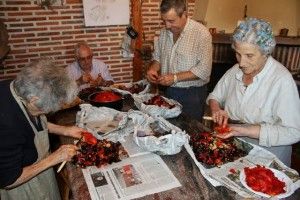 PELANDO PIMIENTOS DEL PIQUILLO EN BALATANÁS. BLOG ESTEBAN CAPDEVILA