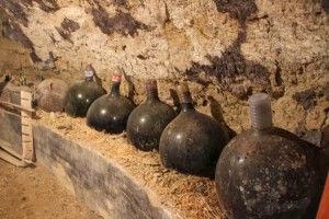 GARRAFAS DE VINO EN CUEVA DE BALTANÁS. BLOGE STEBAN CAPDEVILA