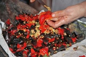 PELANDO PIMIENTOS DEL PIQUILLO EN BALTANÁS EN LA CUEVA. BLOG ESTEBAN CAPDEVILA