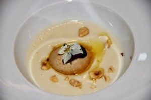 Velouté de Tubérculo Topinambur, Avellanas, Foie y Aceite de Pistacho del Restaurante L´Esprit du vin. Blog Esteban Capdevila