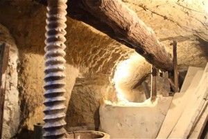 PRENSA DEL VINO EN CUEVAS DE BALTANÁS. BLOG ESTEBAN CAPDEVILA