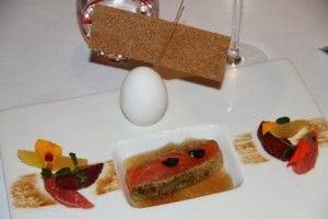 Plato de salmón del Restaurante l´Esprit u vin en Albi. Blog Esteban Capdevila