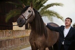 Juan Tirado junto a uno de sus caballos. Blog Esteban Capdevila