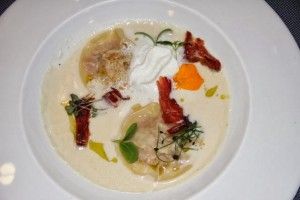 Ravioli de Langosta con chips de ibéricos. Restaurant La Table du Sommelier. Blog Esteban Capdevila 