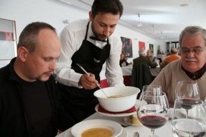 Sirviendo sopa de cocido en la Bodega Habla. Blog Esteban Capdevila