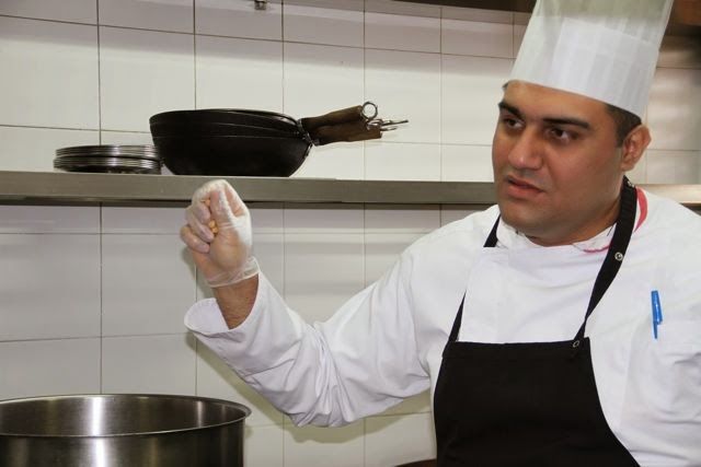 El chef del restaurante Du Liban muestra la forma de hacer Hommous. Blog Esteban Capdevila