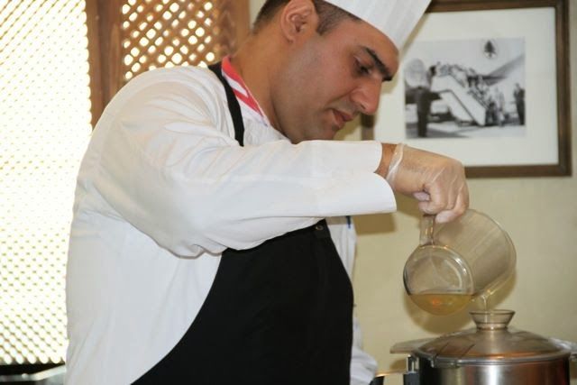 Preparando Hommous en Du Liban. Blog Esteban Capdevila