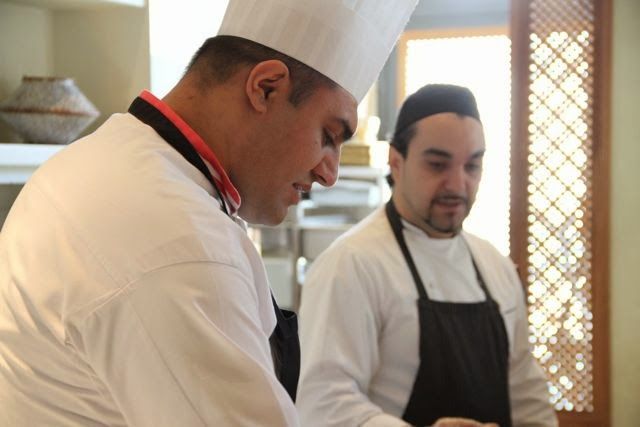 Los chefs del Restaurante Du Liban impartiendo el taller de cocina libanesa. Blog Esteban Capdevila