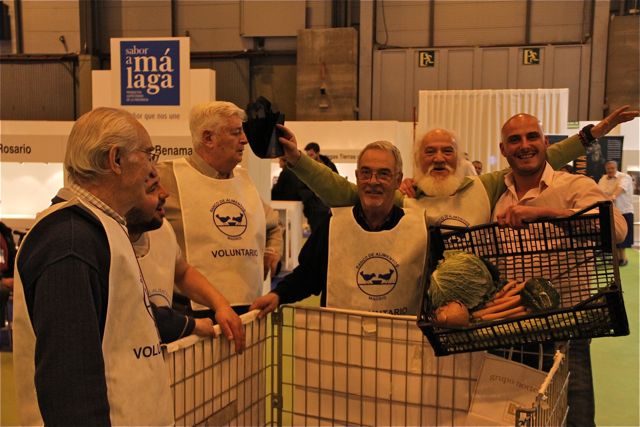 MICHELE DE VITA CON LOS VOLUNTARIOS DEL BANCO DE ALIMENTOS. BLOG ESTEBAN CAPDEVILA