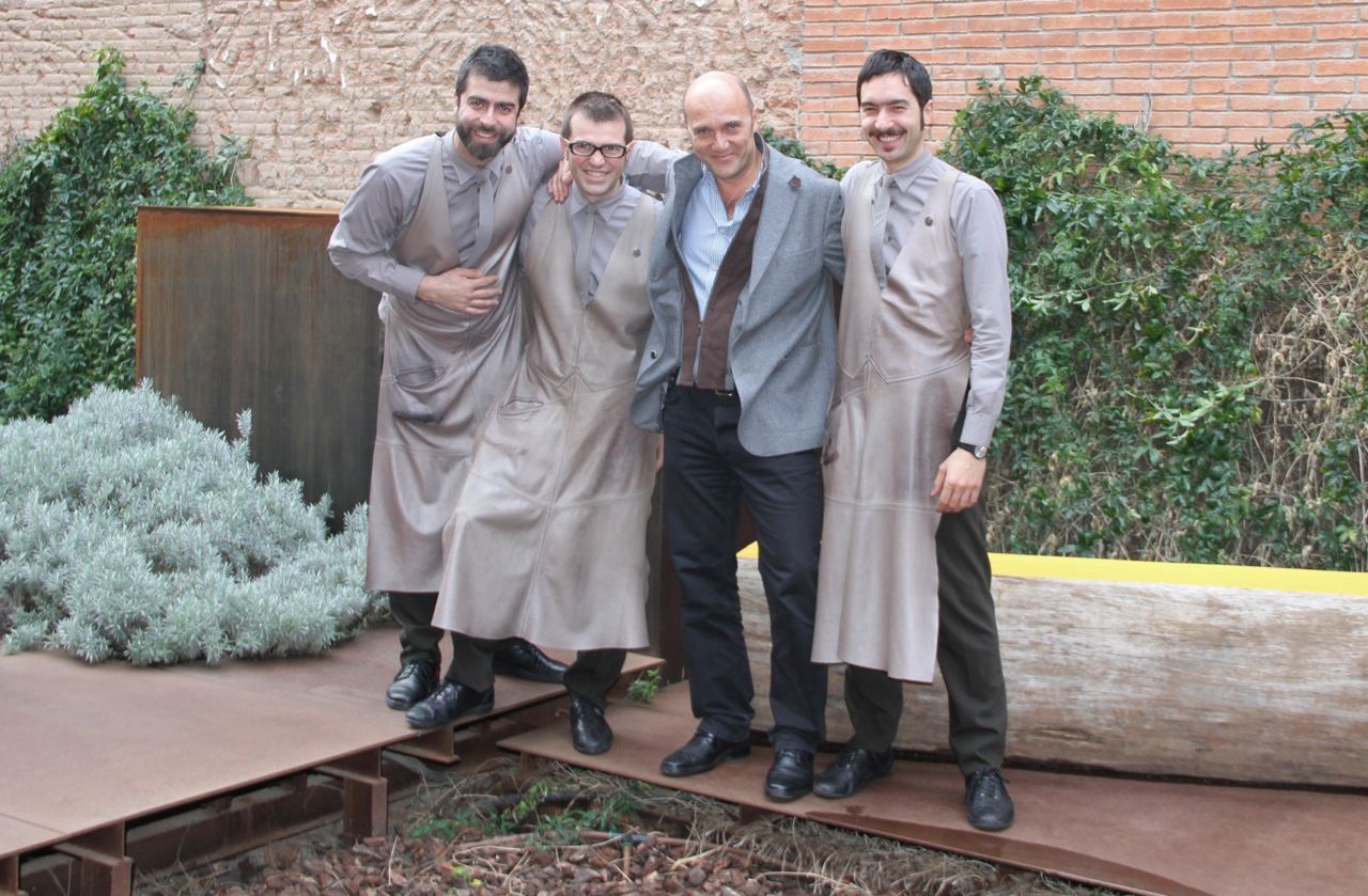 EL EQUIPO DE SUMILLERES DE MONVINIC CON ESTEBAN CAPDEVILA
