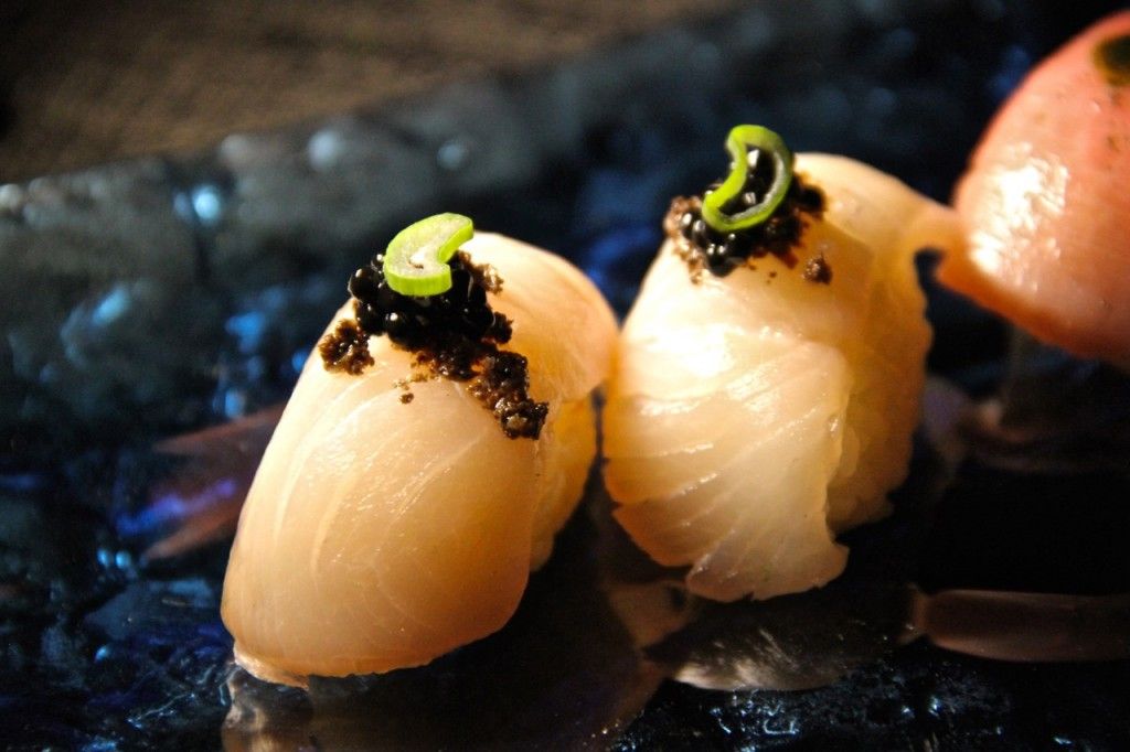 NIGIRI DE hamachi con Perlage de trufa JULIAN MARMOL YUGO THE BUNKER - 1