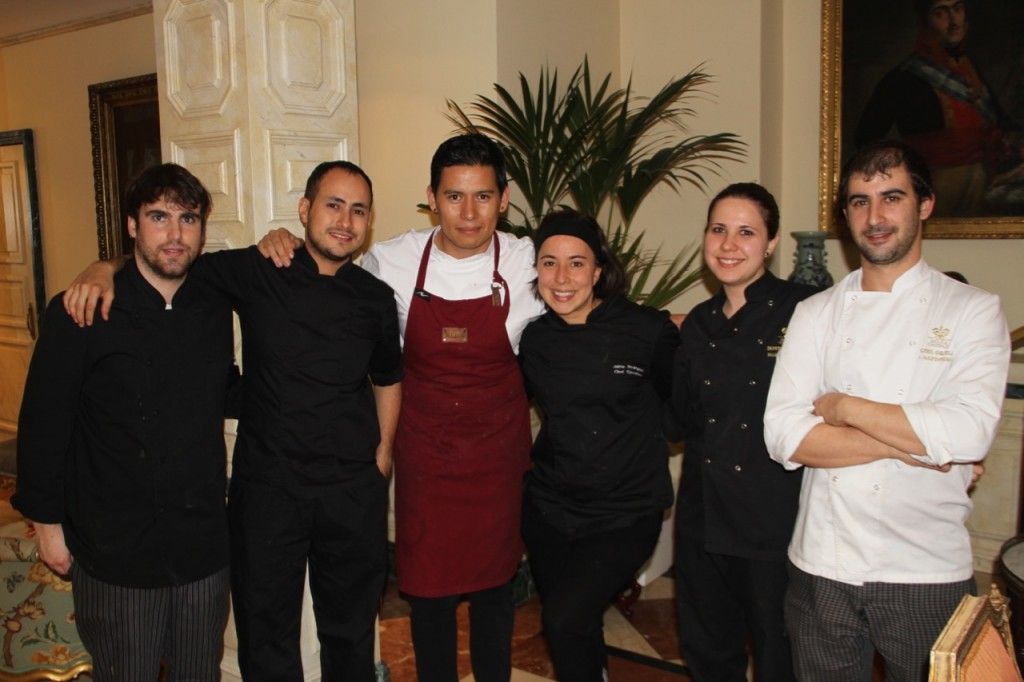 el chef jaime gonzález, su equipo de cocina y el deñ hotel orfila - 11