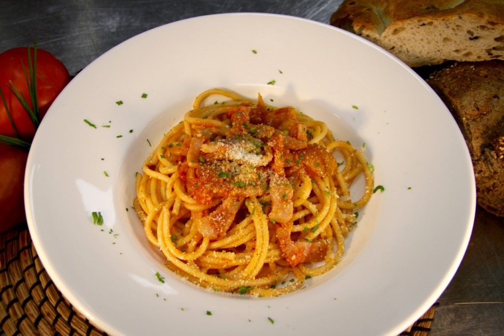 AMATRICIANA CON BUCATINI EMPLATADA BODEGON - 1