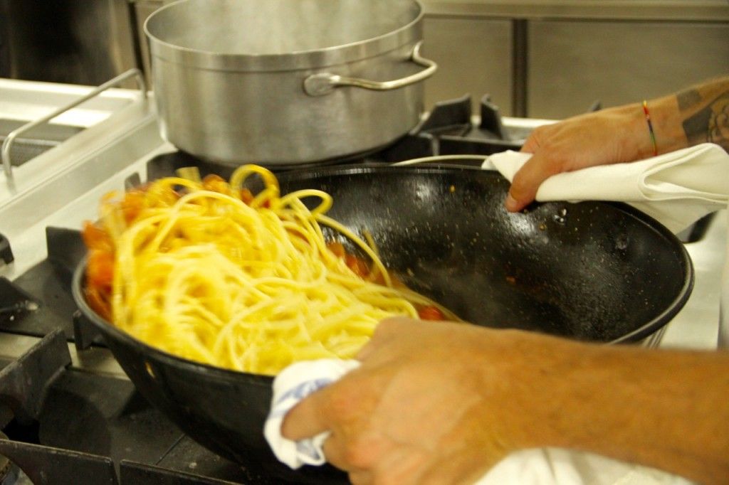 AMATRICIANA MOVIENDO LA PASTA - 1