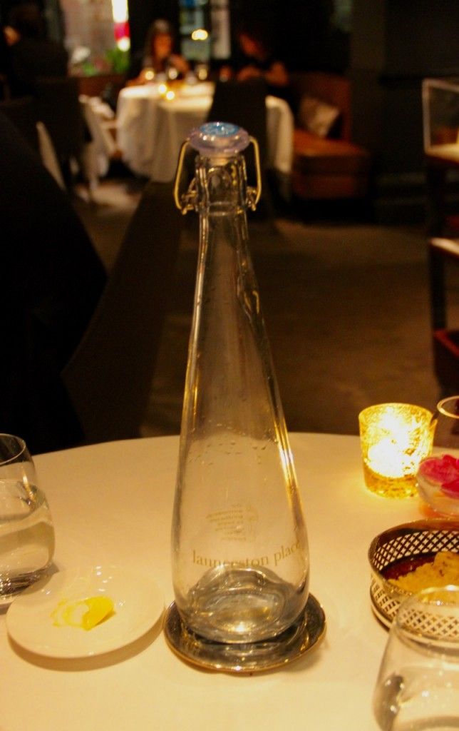 Botella de diseño en el Restaurante Launceston Place (Londres) con una estrella Michelin